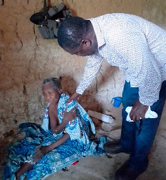  Mame Kyeiwu (left) holding her left shoulder which was injured by the falling wall during the storm while Mr Quayson commiserates with her